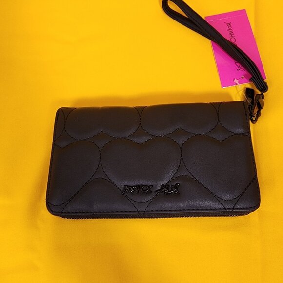 Betsey Johnson Black Quilted Heart Love Wallet Wristlet Zip Around NEW - Picture 9 of 12